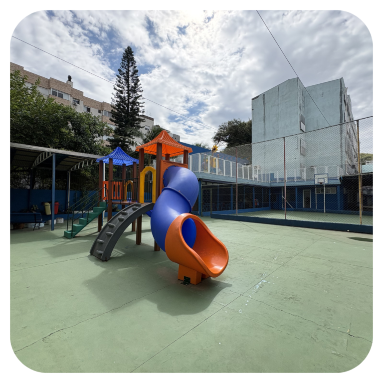 Pracinha ao ar livre que permite o contato das crianças no pátio e brincadeiras com orientação.