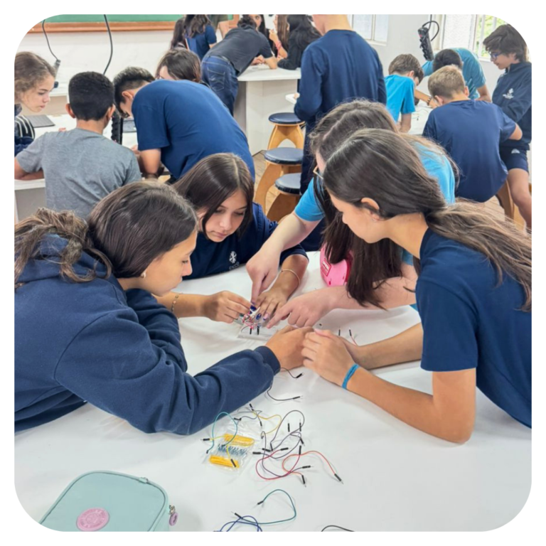 Aulas de pensamento computacional para desenvolvimento de competência digital transversal com resolução de problemas reais conectado a disciplina de matemática.