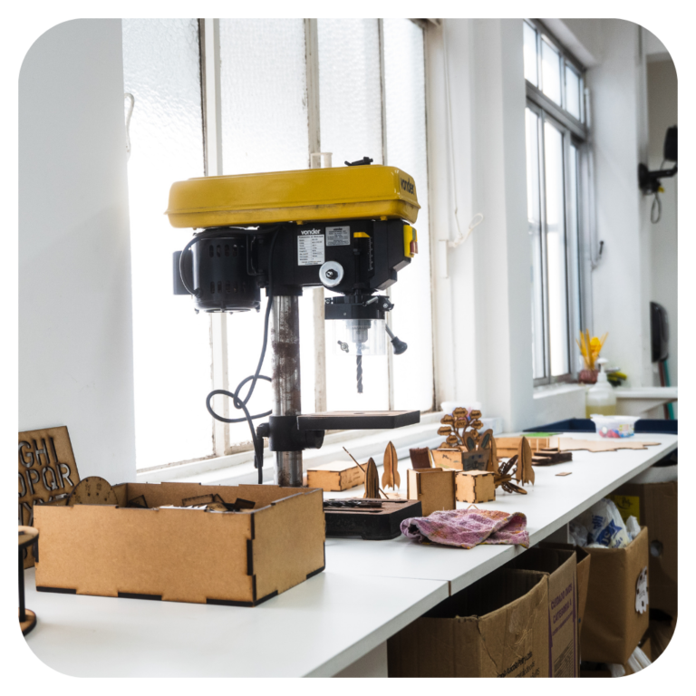 A impressora 3D permite que transformem ideias em projetos concretos, criando maquetes, protótipos e modelos para resolução de problemas.