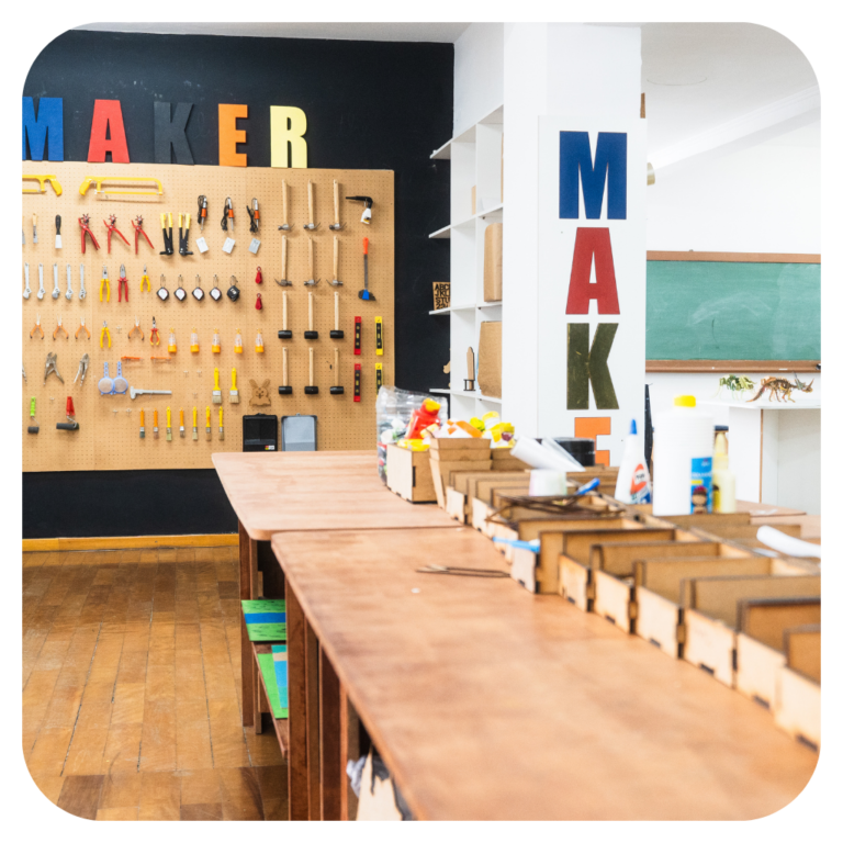 Sala maker oferece recursos com diferentes materiais para os estudantes explorarem na aprendizagem.