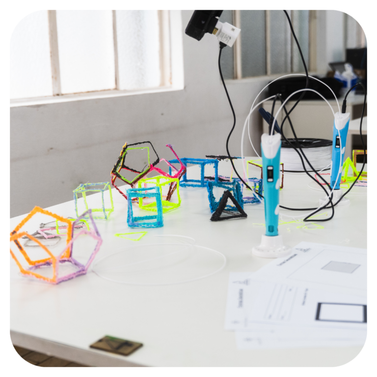 A caneta 3D é um recurso pedagógico que permite criar objetos tridimensionais, transformar ideias em projetos e a aprendizagem prática e significativa.