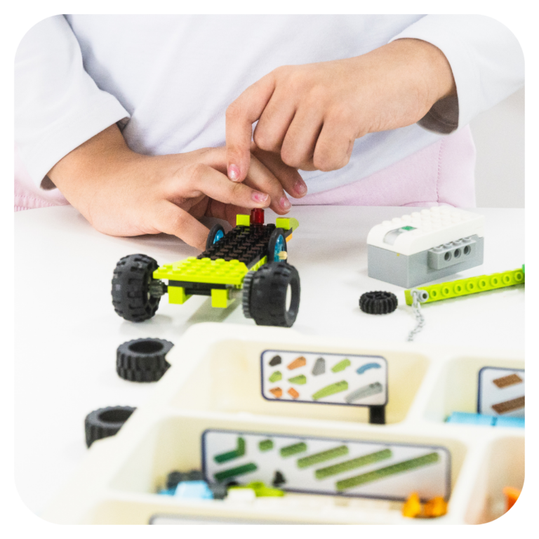 A robótica educacional proporciona uma aprendizagem prática e colaborativa, os estudantes constroem, programam e testam projetos para solucionar desafios.