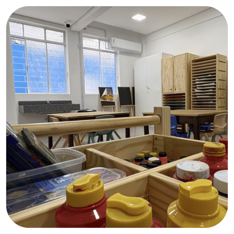 O espaço de Ateliê promove autonomia e a expressão infantil, complementando o papel do educador como guia observador.