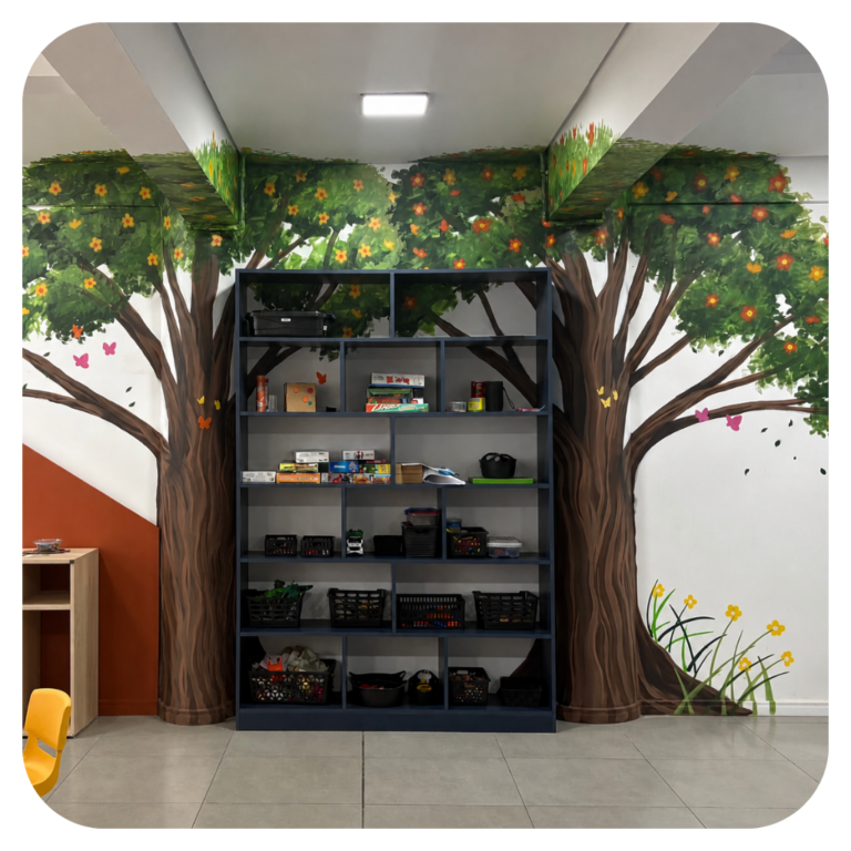 Sala de aula planejada de forma lúdica e atrativa para brincadeiras e trocas.
